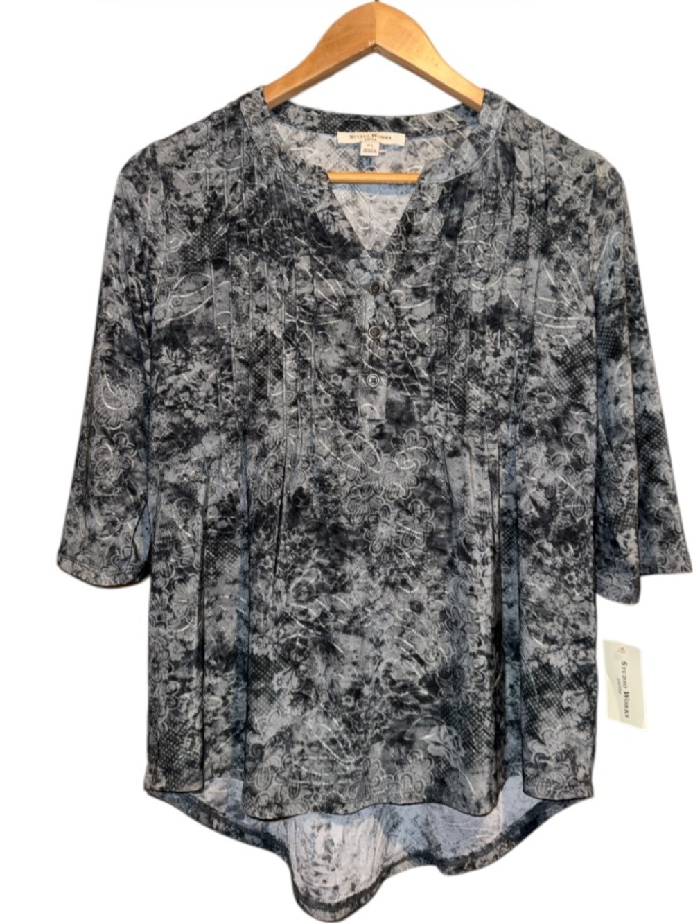 Studio Works blouse Gray floral  Printed Pintuck V-Neck petite small NEW